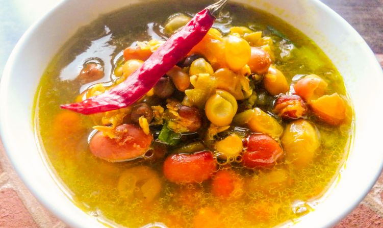 クワティ／10種類以上の豆スープの写真