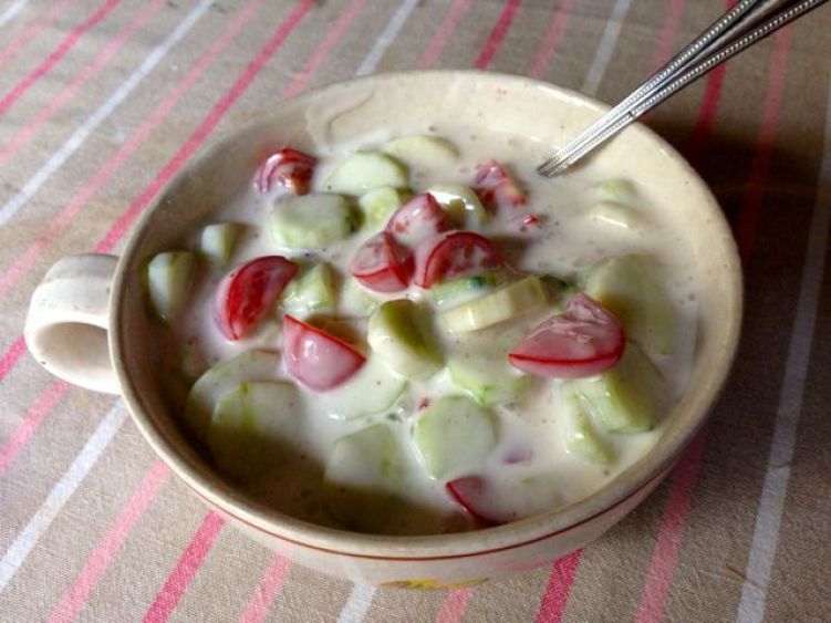 キュウリとトマトのライタの写真