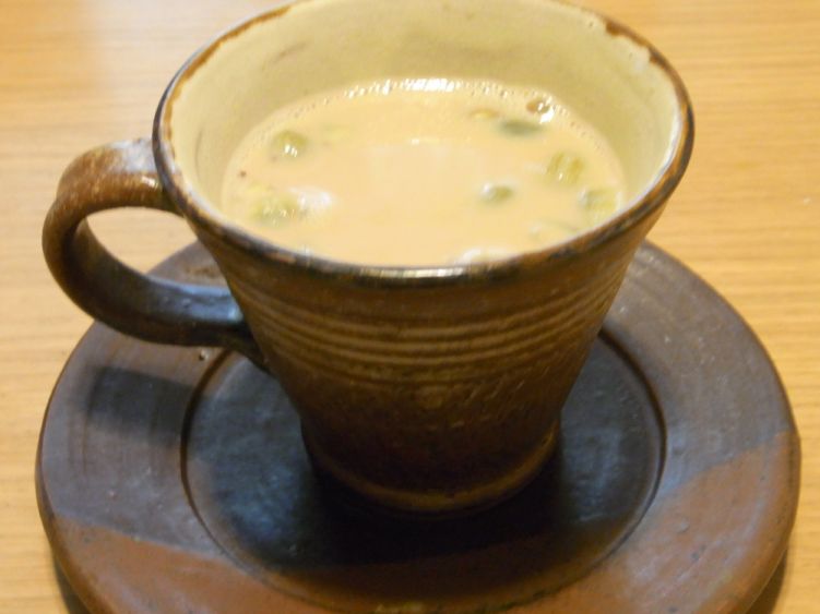 カルダモン・ホールを使ったカルダモンチャイの写真