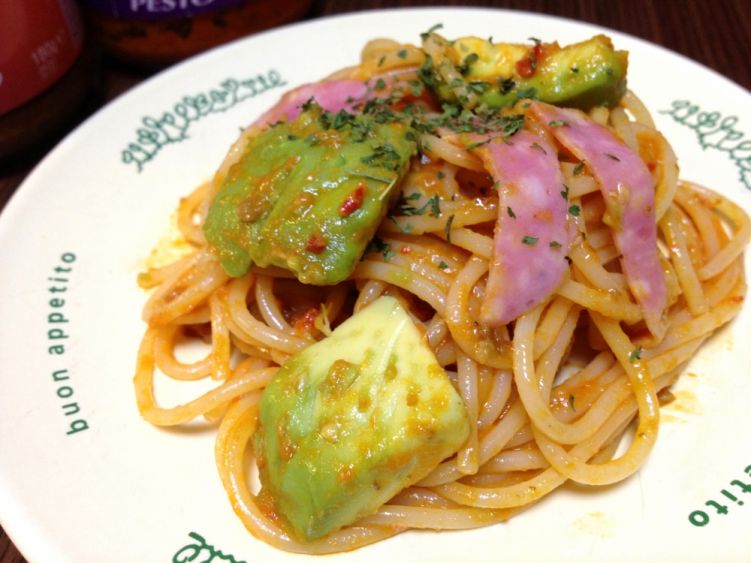 アボガドとハムの冷製パスタの写真
