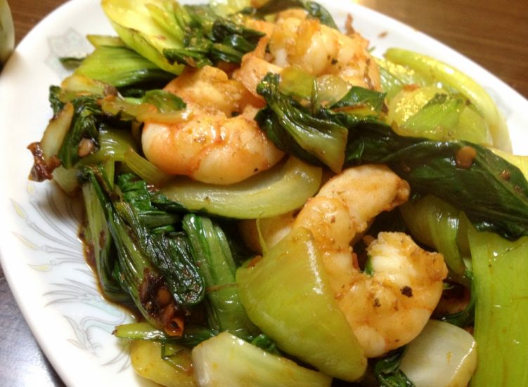 青梗菜とエビのサンバルテラシ炒めの写真