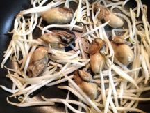 牡蠣ともやしのバインセオの手順画像1枚目