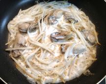 牡蠣ともやしのバインセオの手順画像2枚目