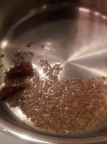 ジャガイモ、カリフラワー、大根のタルカリの手順画像1枚目