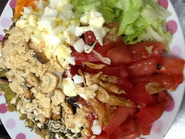 トムヤムラーメンでヌードルサラダ　タルタルかけの写真