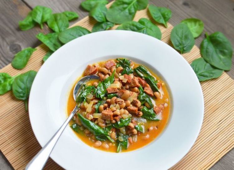 黒目豆とソーセージのカレー煮の写真
