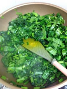 サーグ（青菜のスパイス炒め）の手順画像1枚目