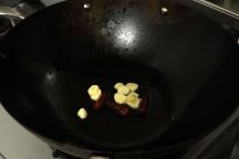 トマトときゅうり、イカのスパイシー炒めの手順画像1枚目