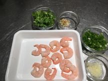 パクチーと海老のガーリックチャーハンの手順画像1枚目