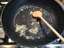 パクチーと海老のガーリックチャーハンの手順画像2枚目