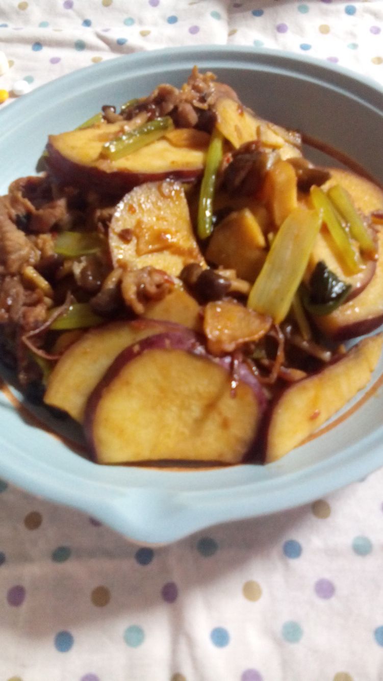 さつまいもで野菜炒めの写真