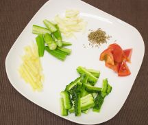 ビンディ・カレラ・コ・アチャール(ゴーヤとオクラのスパイシー漬物）の手順画像0枚目