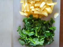 カボチャの葉とジャガイモのタルカリの手順画像1枚目