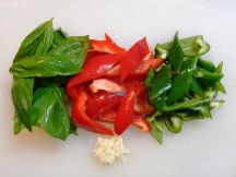 イカとパプリカのバジル炒めの手順画像1枚目