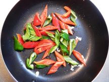 イカとパプリカのバジル炒めの手順画像3枚目