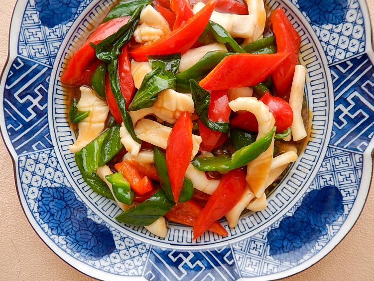 イカとパプリカのバジル炒めの写真