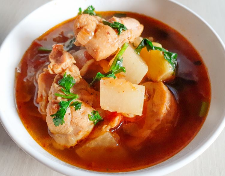 ネパールの鶏肉と大根カレーの写真