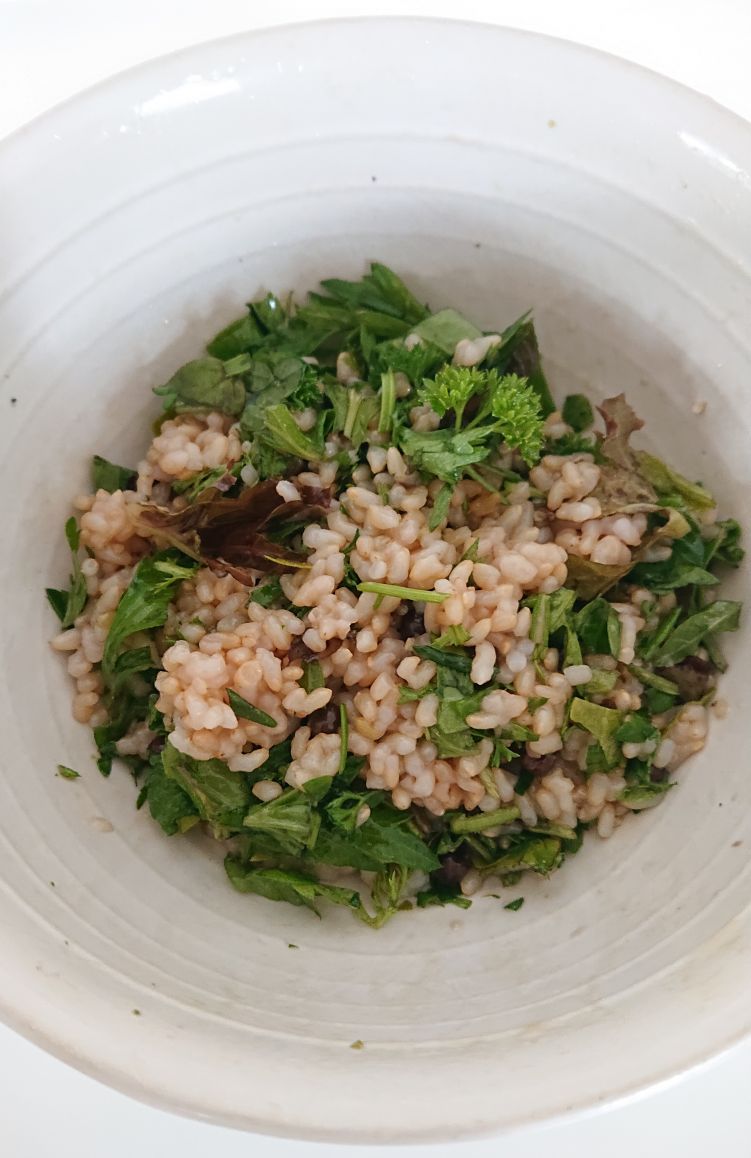 えんどう豆と野菜とハーブの玄米ご飯の写真