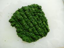 ムルキーヤ（エジプトのモロヘイヤスープ）の手順画像1枚目