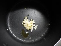 ムルキーヤ（エジプトのモロヘイヤスープ）の手順画像2枚目