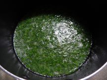 ムルキーヤ（エジプトのモロヘイヤスープ）の手順画像3枚目