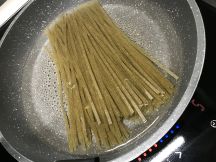 グルテンフリーパスタで和風ペペロンチーノ♪の手順画像1枚目