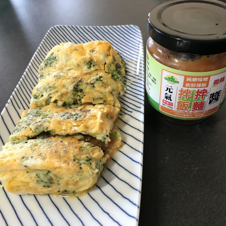 台湾の辛味噌とマヨネーズ入り卵焼きの写真