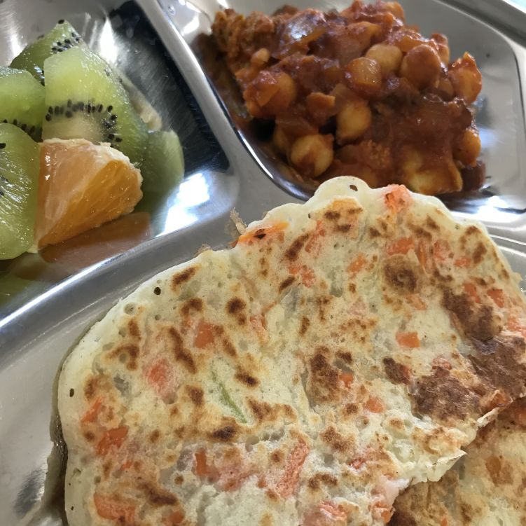 玉ねぎとにんじん入りのドーサ（Dosa）の写真