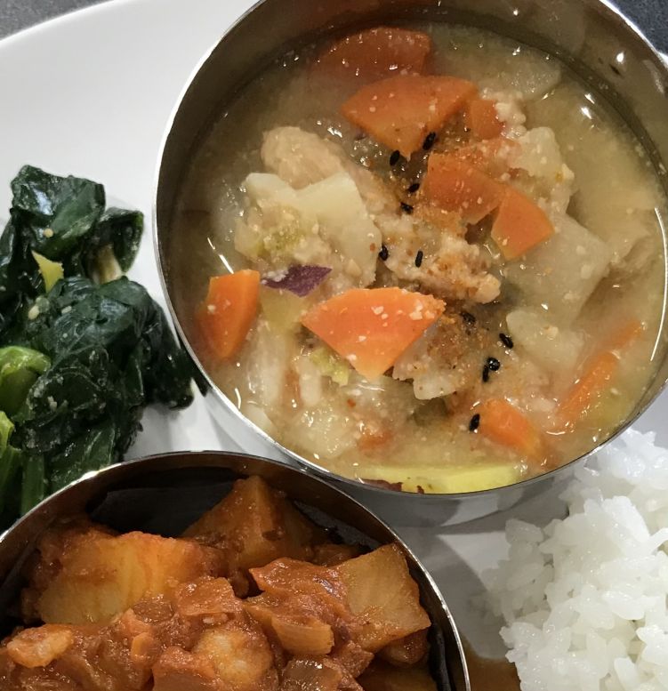 大豆ミートナゲットでトン汁風ベジタリアン味噌汁の写真