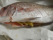 プラー・ヌン・マナオ（タイの魚香草蒸し）の手順画像1枚目