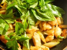 青パパイヤと鶏肉のバジル炒めの手順画像3枚目