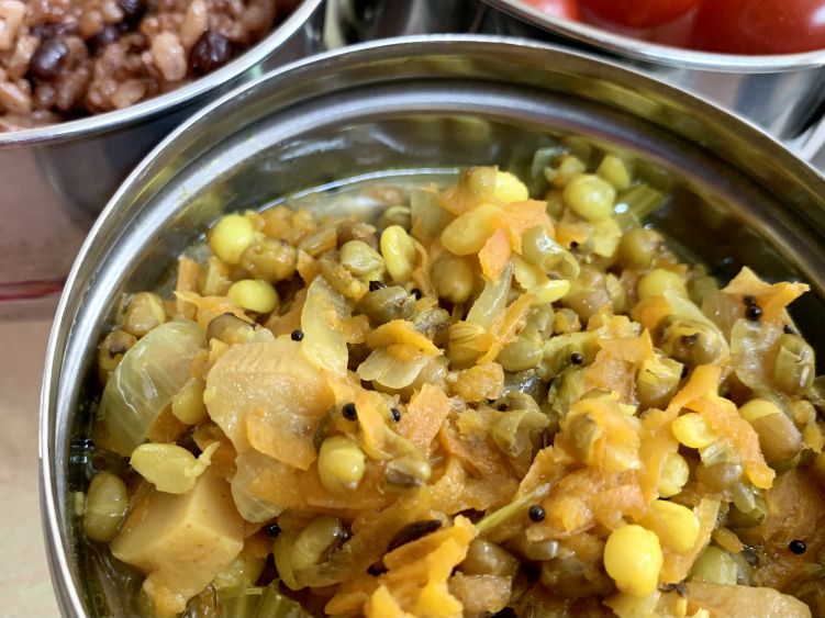 緑豆と野菜のあっさりカレー煮の写真