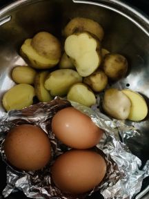 大豆ミートの肉じゃが風ポテトサラダの手順画像1枚目