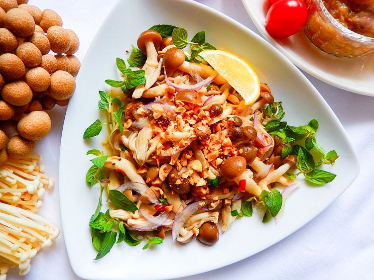 ベトナム風きのこのサラダの写真