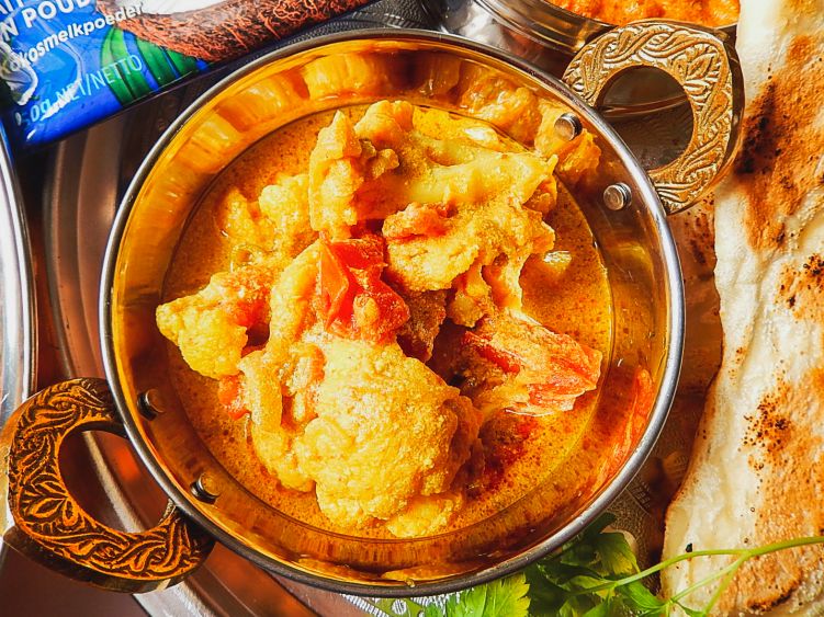 カリフラワーとトマトのカレーの写真