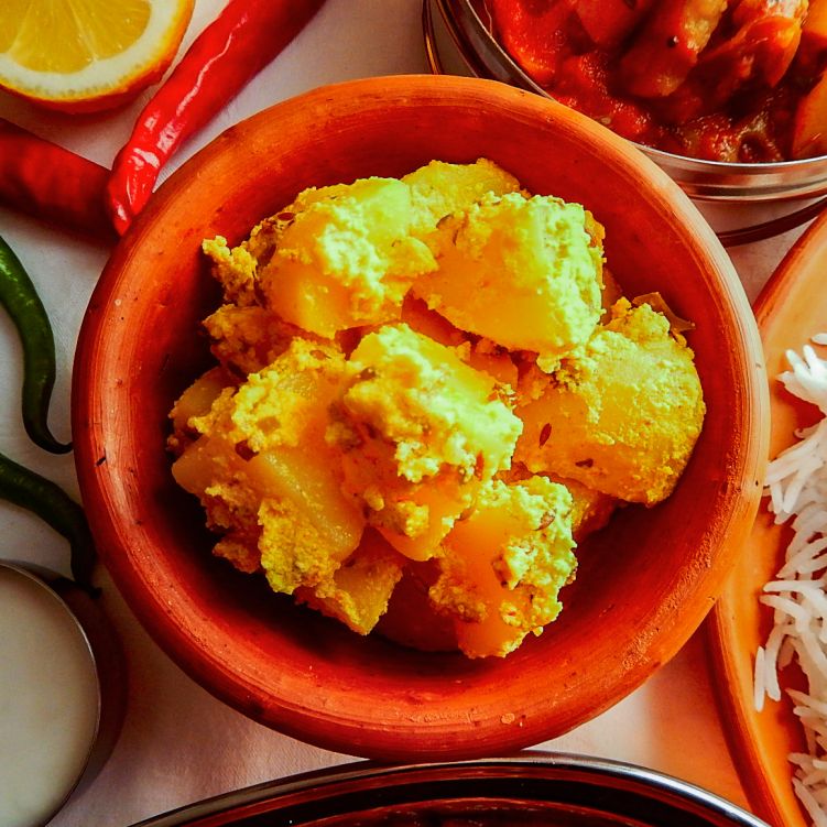 ダヒ・アルー（じゃがいものスパイシーヨーグルト炒め）の写真