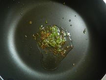 ダヒ・アルー（じゃがいものスパイシーヨーグルト炒め）の手順画像1枚目