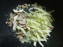 金瓜炒米粉（台湾風かぼちゃのビーフン）の手順画像4枚目