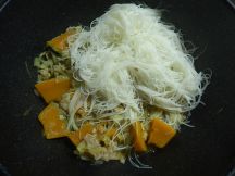 金瓜炒米粉（台湾風かぼちゃのビーフン）の手順画像6枚目