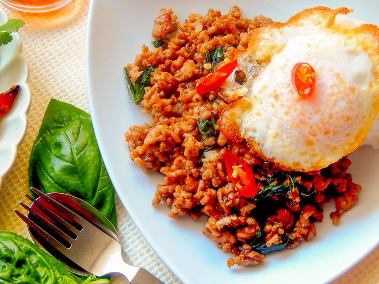 ガパオ・ムー（豚肉のガパオ炒め）の写真