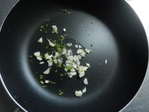 ガパオ・ムー（豚肉のガパオ炒め）の手順画像1枚目